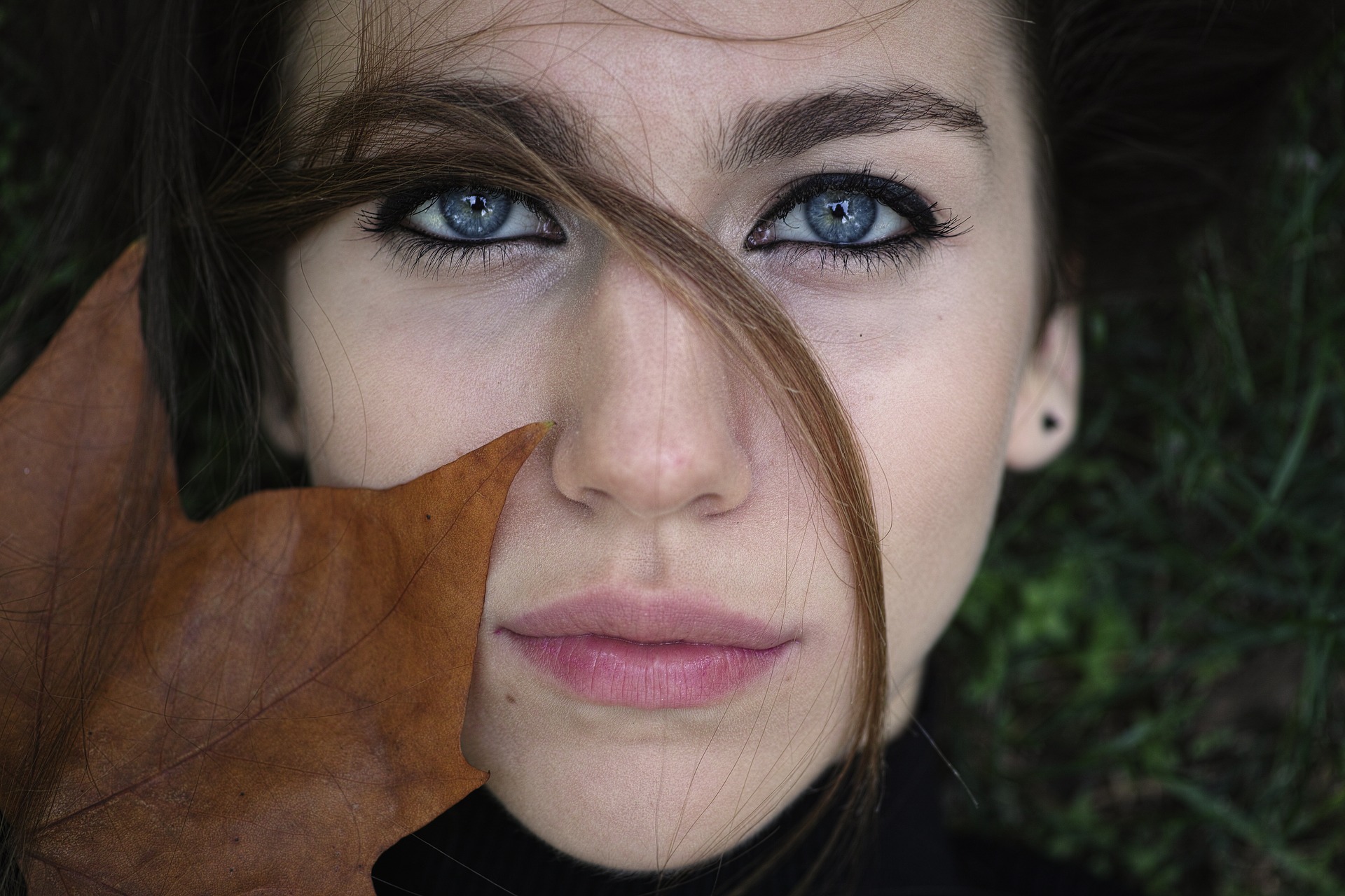 How Eye Contact & Body Language Are Connected To Attractiveness by Charles Sledge